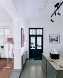 Vladimír Ambroz – Fotografie z akce Car v černém rámu na zdi v galerii. Náhled.