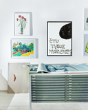 Krištof Kintera - Čtu tvoje myšlenky - giclée tisk v černém rámu na zdi.