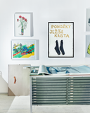 Krištof Kintera – Ponožky Ježíše Krista – giclée tisk v černém rámu na zdi.