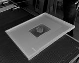 Vojtěch Veškrna – lísteček – černobílá fotografie detailu okvětního lístečku v paspartě a bílém rámu. Náhled.