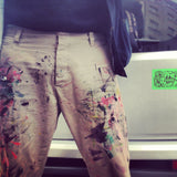 Tiskařské kalhoty špinavé od sítotiskových barev.