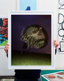 Vojtěch Veškrna – Padák – fotografie vojenského padáku ve tmě v bílém malém rámu. Náhled.